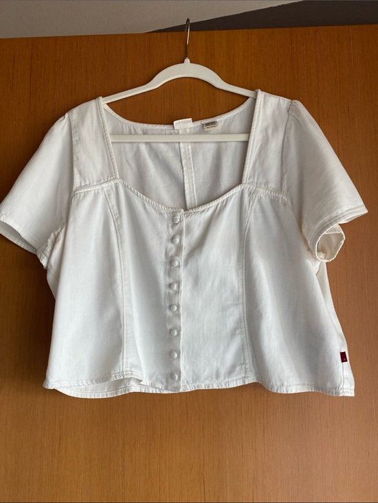 Levi's Tops - Levi's White Short-Sleeve Button-Front Blouse